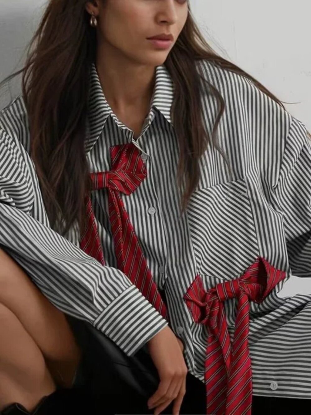 Loose-fit Boyfriend Style Striped Bow Shirt - Picture 4 of 6